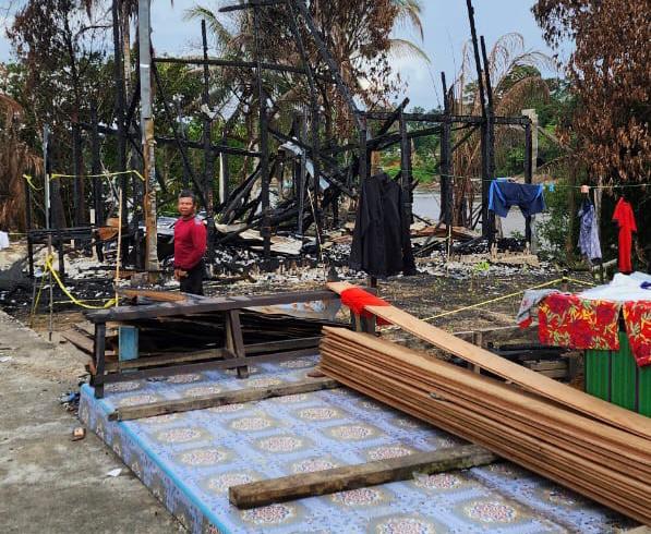 Sekda Prov. Kalteng Tinjau Langsung Lokasi Kebakaran dan Serahkan Bantuan Kepada Warga Terdampak