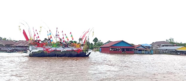 DPMPTSP Prov. Kalteng Ikuti Lomba Perahu Hias yang Bagian dari Rangkaian Festival Budaya Isen Mulang