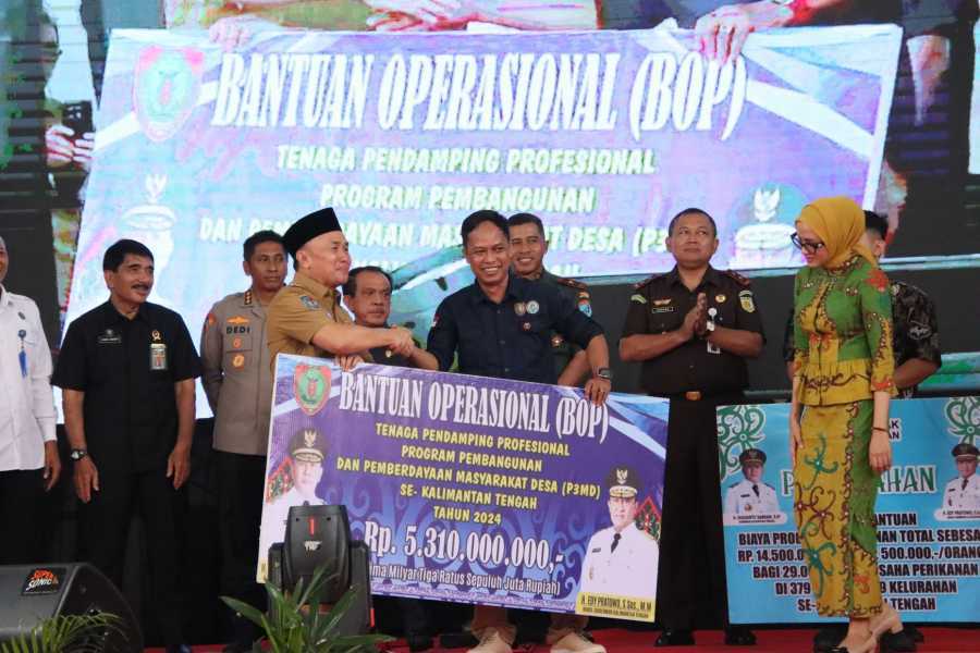 Gubernur Kalteng Sugianto Sabran  Serahkan Bantuan Operasional Bagi TPP Program Pembangunan dan Pemberdayaan Masyarakat Desa