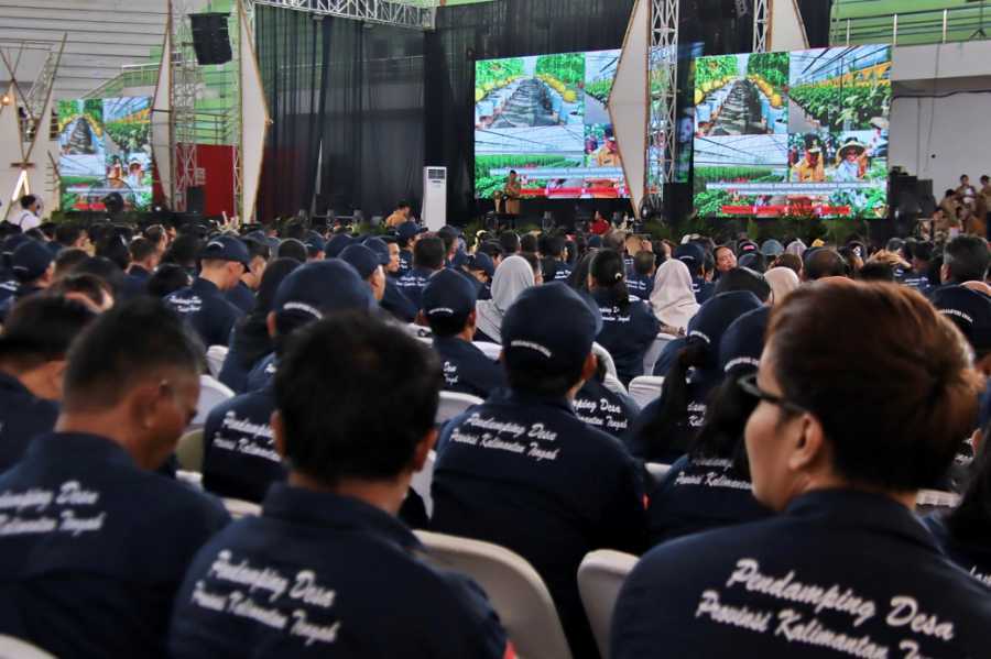 Gubernur Kalteng Sugianto Sabran  Serahkan Bantuan Operasional Bagi TPP Program Pembangunan dan Pemberdayaan Masyarakat Desa