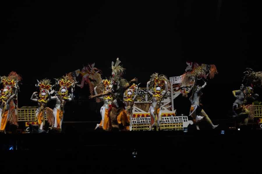 Lomba Tari Pedalaman Pada Rangkaian Festival Budaya Isen Mulang Tahun 2024