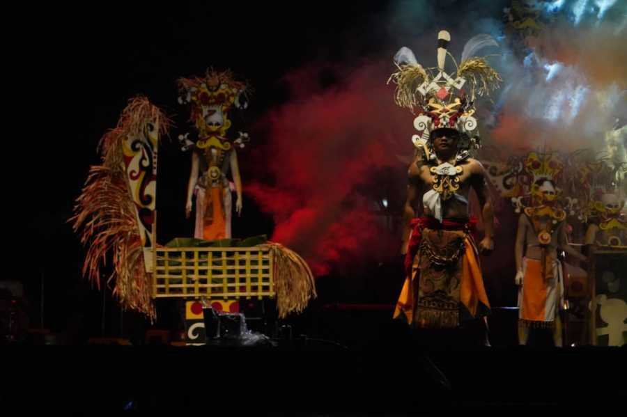 Lomba Tari Pedalaman Pada Rangkaian Festival Budaya Isen Mulang Tahun 2024