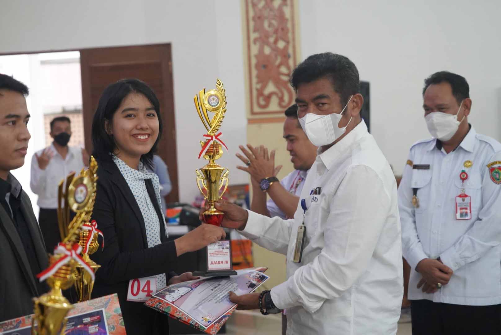 Kadis Kominfosantik Prov. Kalteng Agus Siswadi Tutup Lomba Presenter Penyiaran, Lomba Melukis dan Vector Tahun 2022