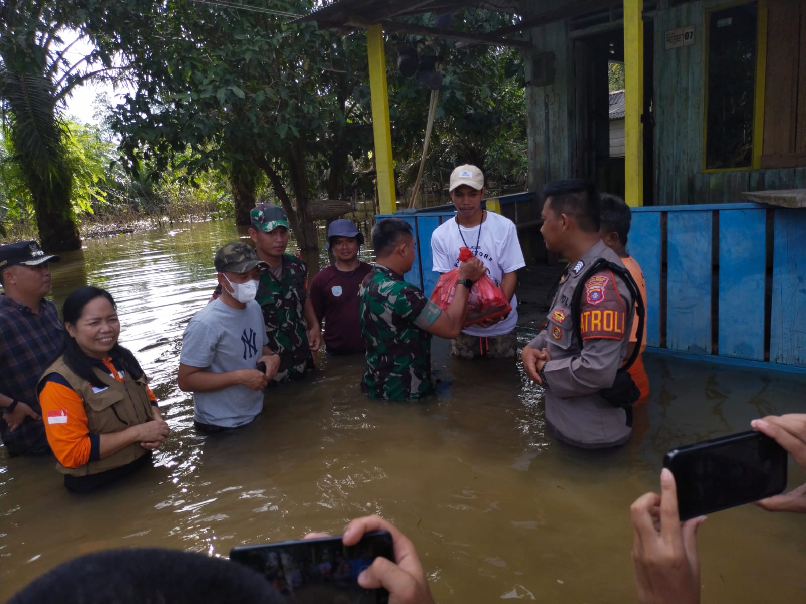 Bantuan Paket Sembako Diserahkan Kepada Masyarakat Terdampak Banjir Di Lamandau