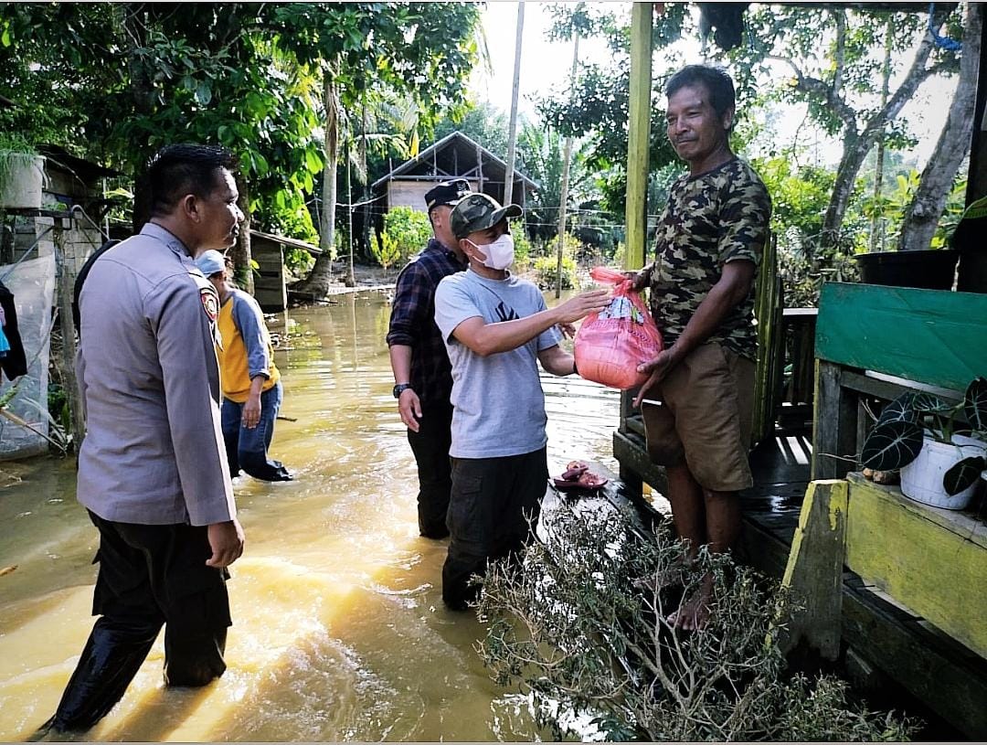 Bantuan Paket Sembako Diserahkan Kepada Masyarakat Terdampak Banjir Di Lamandau