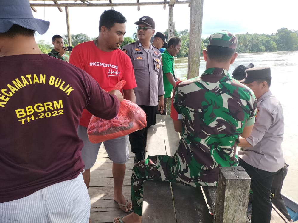 Paket Sembako Dari Gubernur Kalteng Didistribusikan Kepada Masyarakat Terdampak Banjir Di Prov. Kalteng