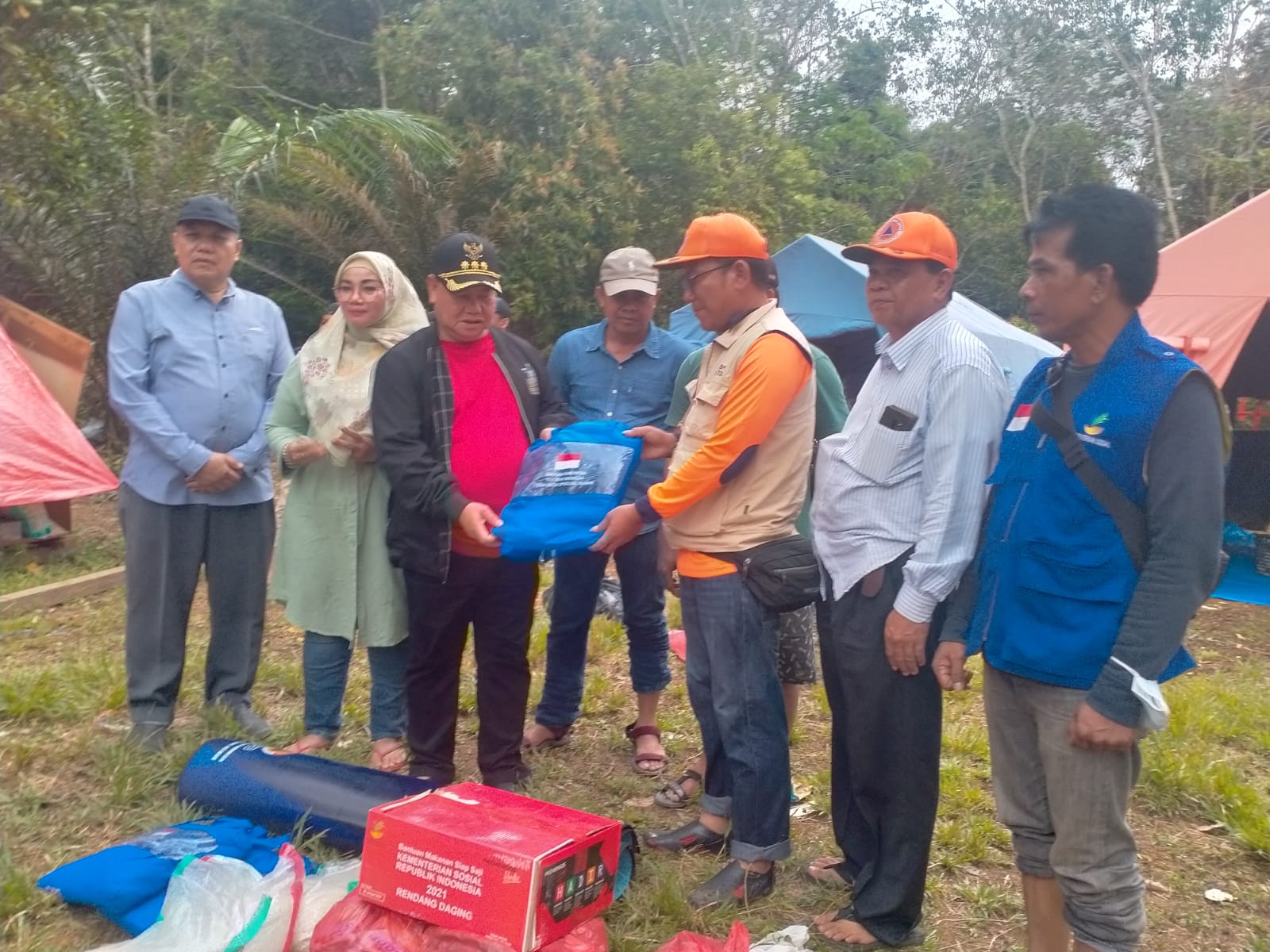 Paket Sembako Dari Gubernur Kalteng Didistribusikan Kepada Masyarakat Terdampak Banjir Di Prov. Kalteng