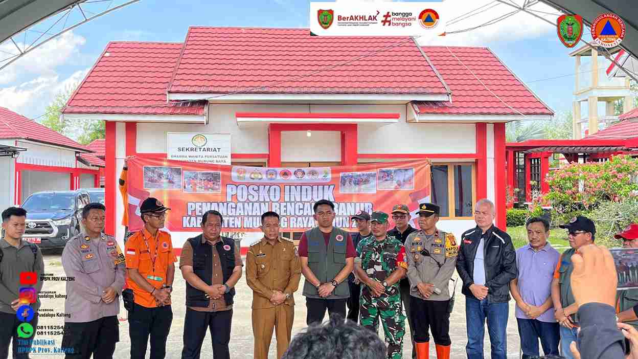 Kepala Pelaksana BPBPK Ahmad Toyib Serahkan Bantuan Logistik dari Pemprov. Kalteng Kepada Pemerintah Kabupaten Murung Raya