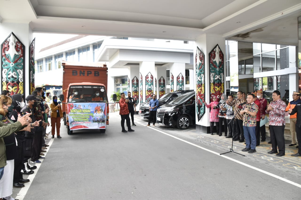 Gubernur Sugianto Sabran Lepas Bantuan Untuk Masyarakat Terdampak Banjir di Kab. Katingan Dan Kapuas