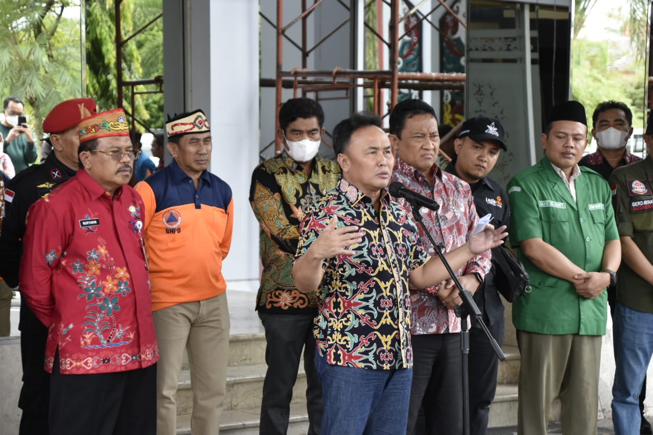 Gubernur Sugianto Sabran Lepas Bantuan Untuk Masyarakat Terdampak Banjir di Kab. Katingan Dan Kapuas