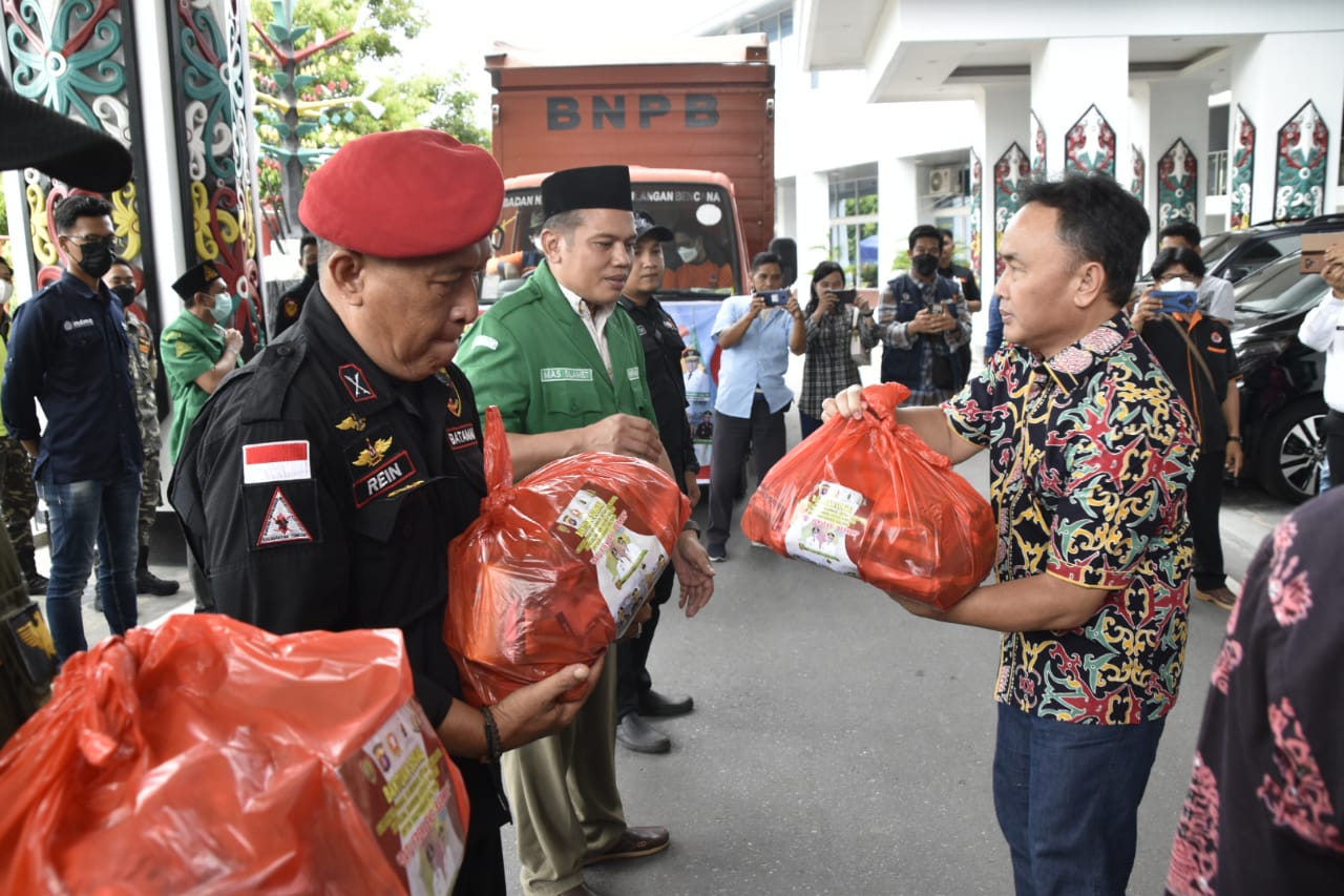 Gubernur Sugianto Sabran Lepas Bantuan Untuk Masyarakat Terdampak Banjir di Kab. Katingan Dan Kapuas