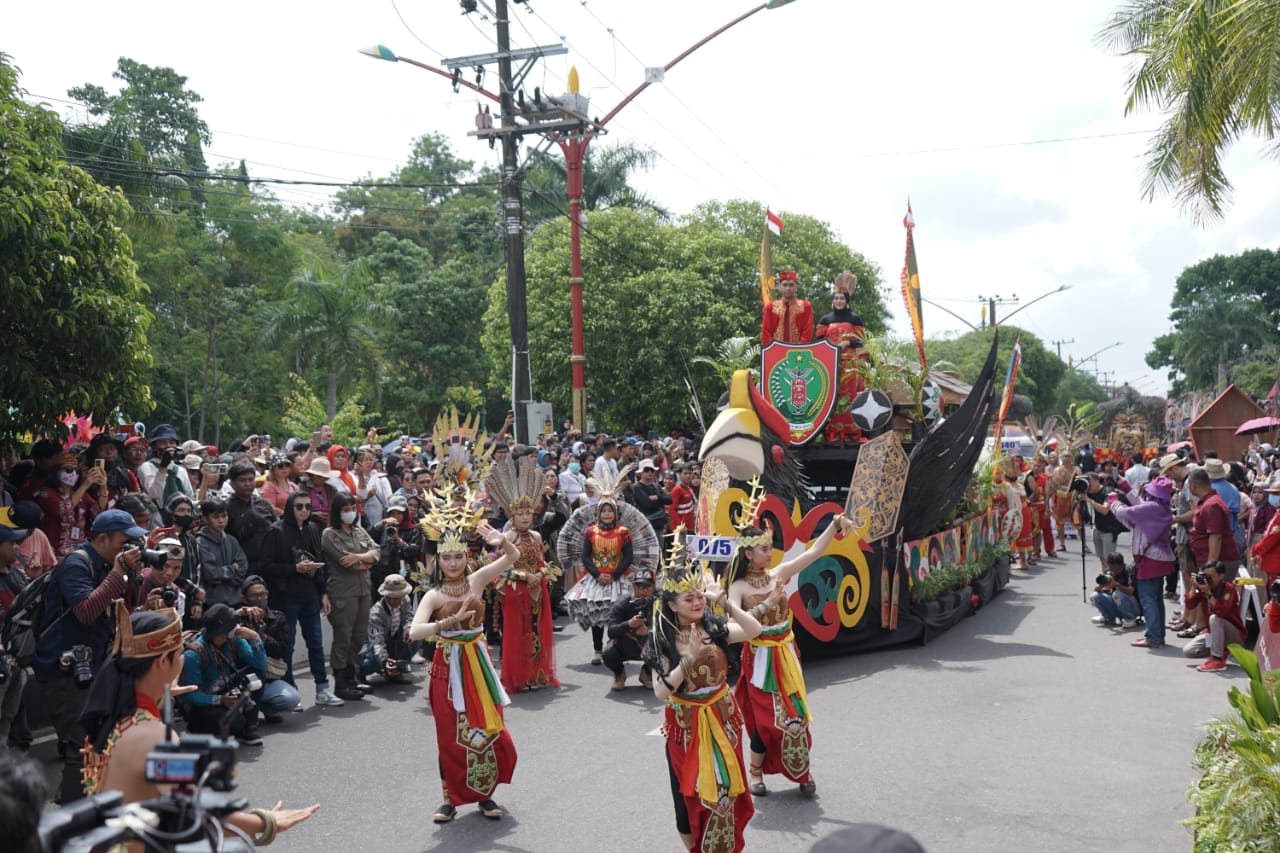 Wagub Kalteng Edy Pratowo Buka Karnaval Budaya Festival Budaya Isen Mulang Tahun 2023