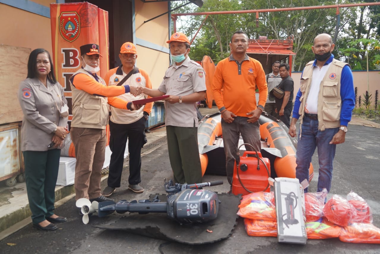 Pemprov. Kalteng Melalui BPBPK Serahkan Bantuan Untuk Masyarakat Terdampak Banjir Di Kab. Kobar