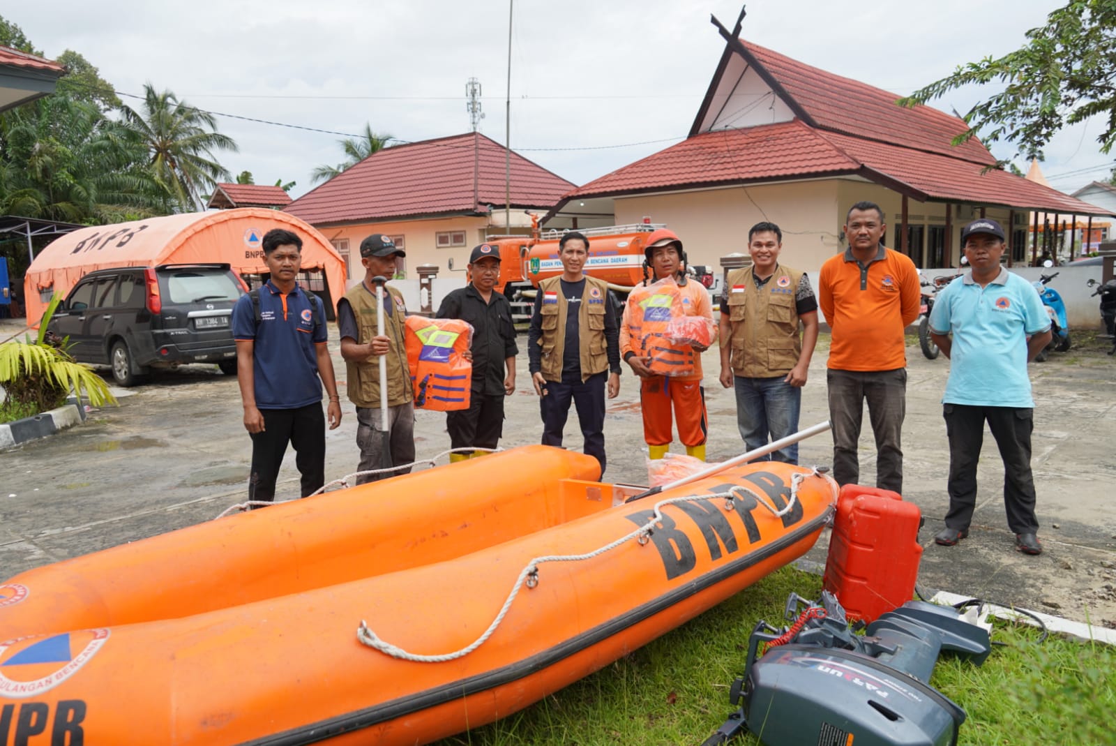 Pemprov. Kalteng Serahkan Bantuan Perahu Karet Di Posko Terpadu Penanganan Banjir Kab. Sukamara