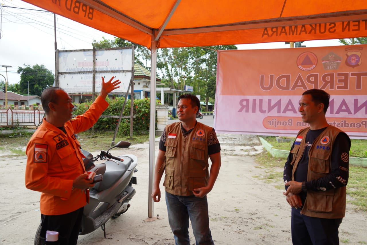 Pemprov. Kalteng Serahkan Bantuan Perahu Karet Di Posko Terpadu Penanganan Banjir Kab. Sukamara