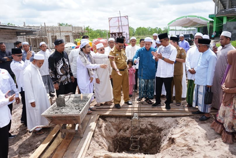 Sekda Prov. Kalteng Lakukan Peletakan Batu Pertama Pembangunan Masjid Al Wafa Kelurahan Kalampangan