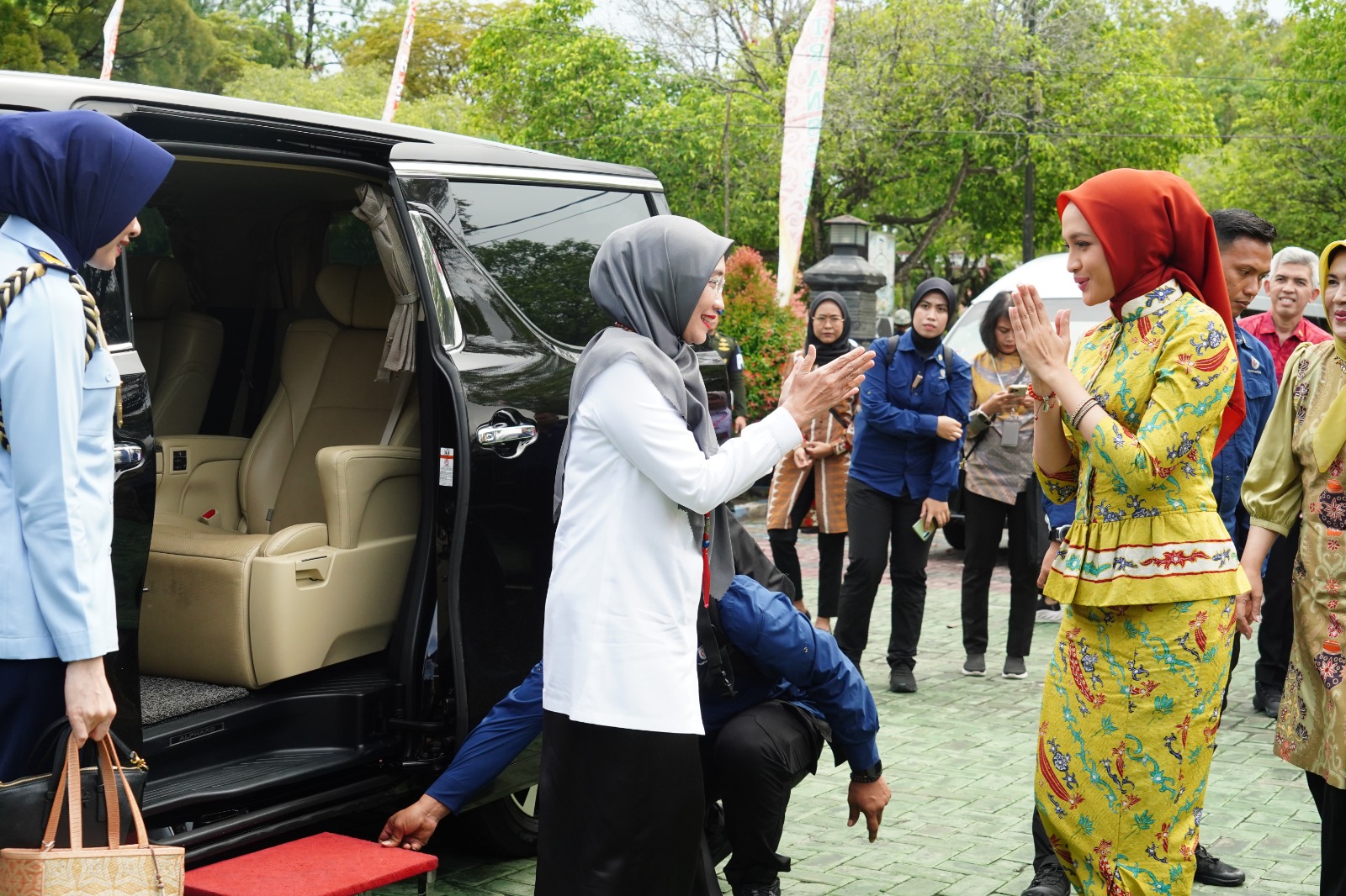 Ketua Dekranasda Kalteng Ivo Sugianto Sabran Sambut Istri Wakil Presiden RI Wury Ma`ruf Amin Kunjungi Dekranasda Kalteng