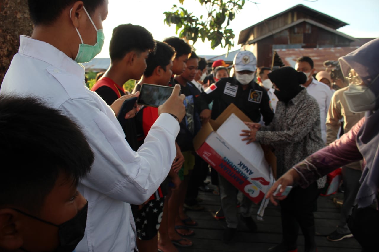 Tinjau Lokasi Banjir di Flamboyan, Palangka Raya Mensos Risma Didampingi Wagub Kalteng