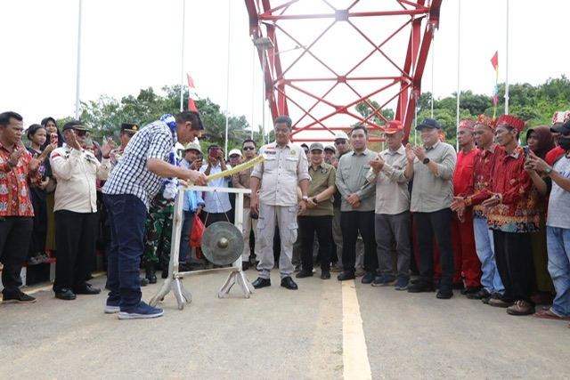 Gubernur Kalteng Melalui Dispenda Prov. Kalteng Anang Dirjo Resmikan Jembatan Tumbang Manjul