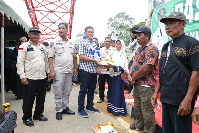 Gubernur Kalteng Melalui Dispenda Prov. Kalteng Anang Dirjo Resmikan Jembatan Tumbang Manjul