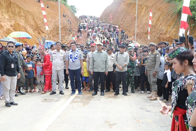 Gubernur Kalteng Melalui Dispenda Prov. Kalteng Anang Dirjo Resmikan Jembatan Tumbang Manjul