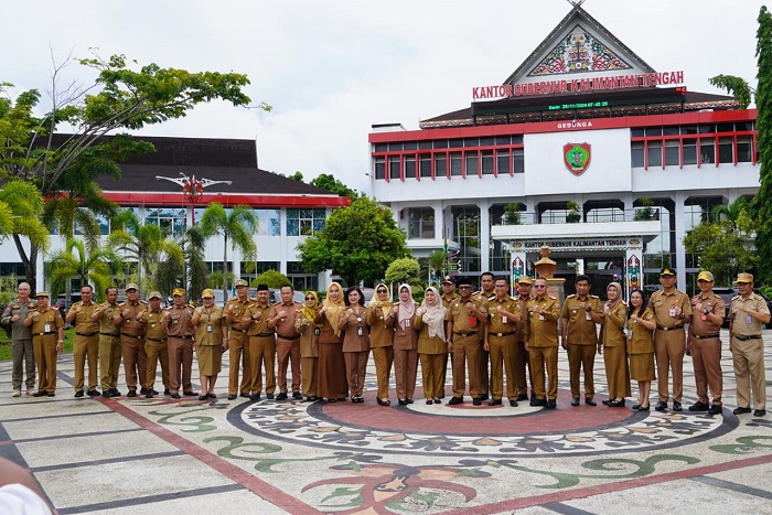 Plt Sekda Prov Kalteng M Katma F Dirun Sebagai Inspektur Upacara