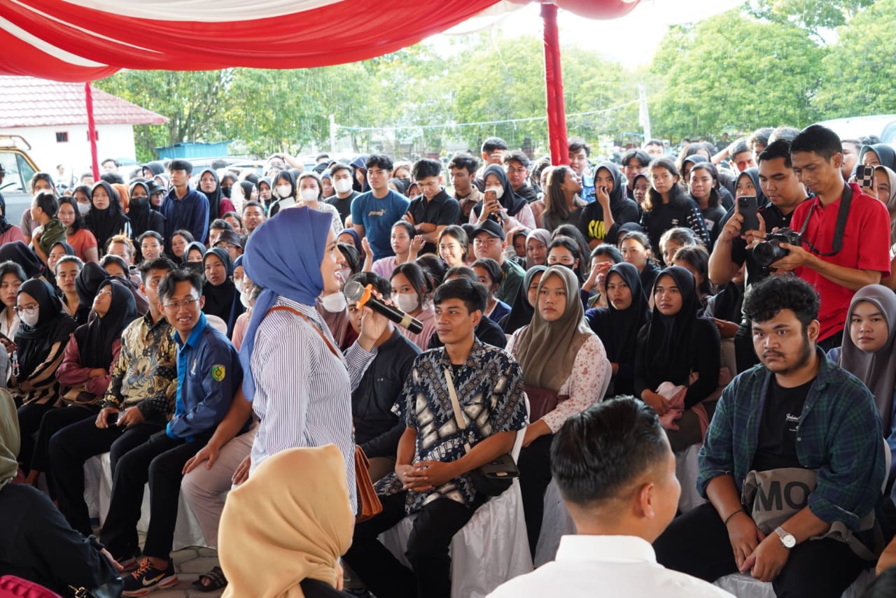 Ketua TP PKK Prov. Kalteng Ivo Sugianto Sabran Salurkan Bantuan Paket Sembako Untuk Mahasiswa Perantauan