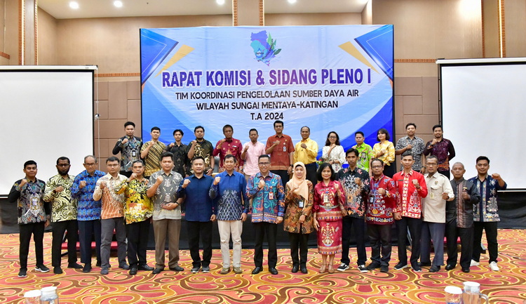 Kepala Bappedalitbang Prov. Kalteng Leonard S. Ampung Buka Rapat Komisi dan Sidang Pleno