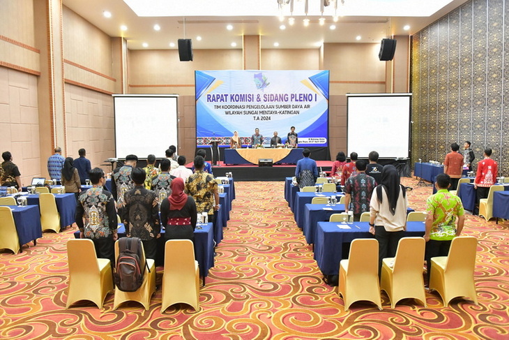 Kepala Bappedalitbang Prov. Kalteng Leonard S. Ampung Buka Rapat Komisi dan Sidang Pleno