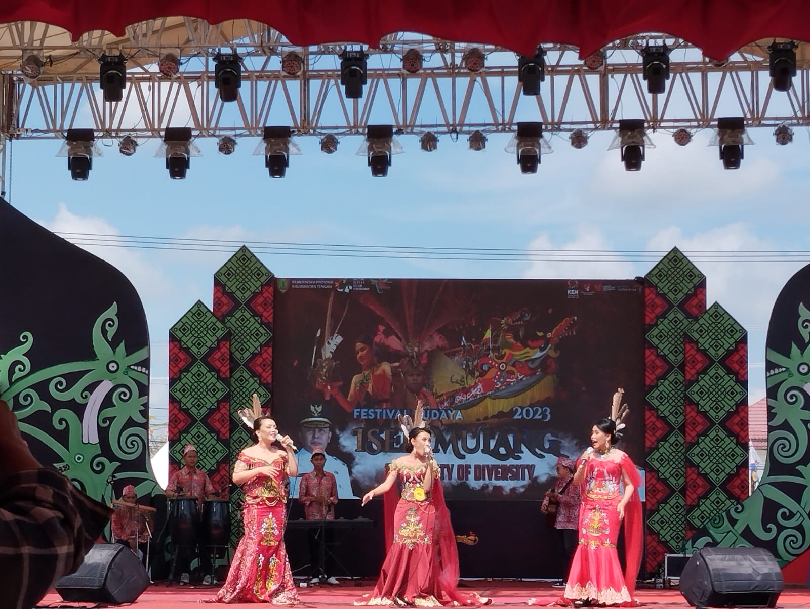 Lomba Lagu Daerah Pada Festival Budaya Isen Mulang Tahun 2023