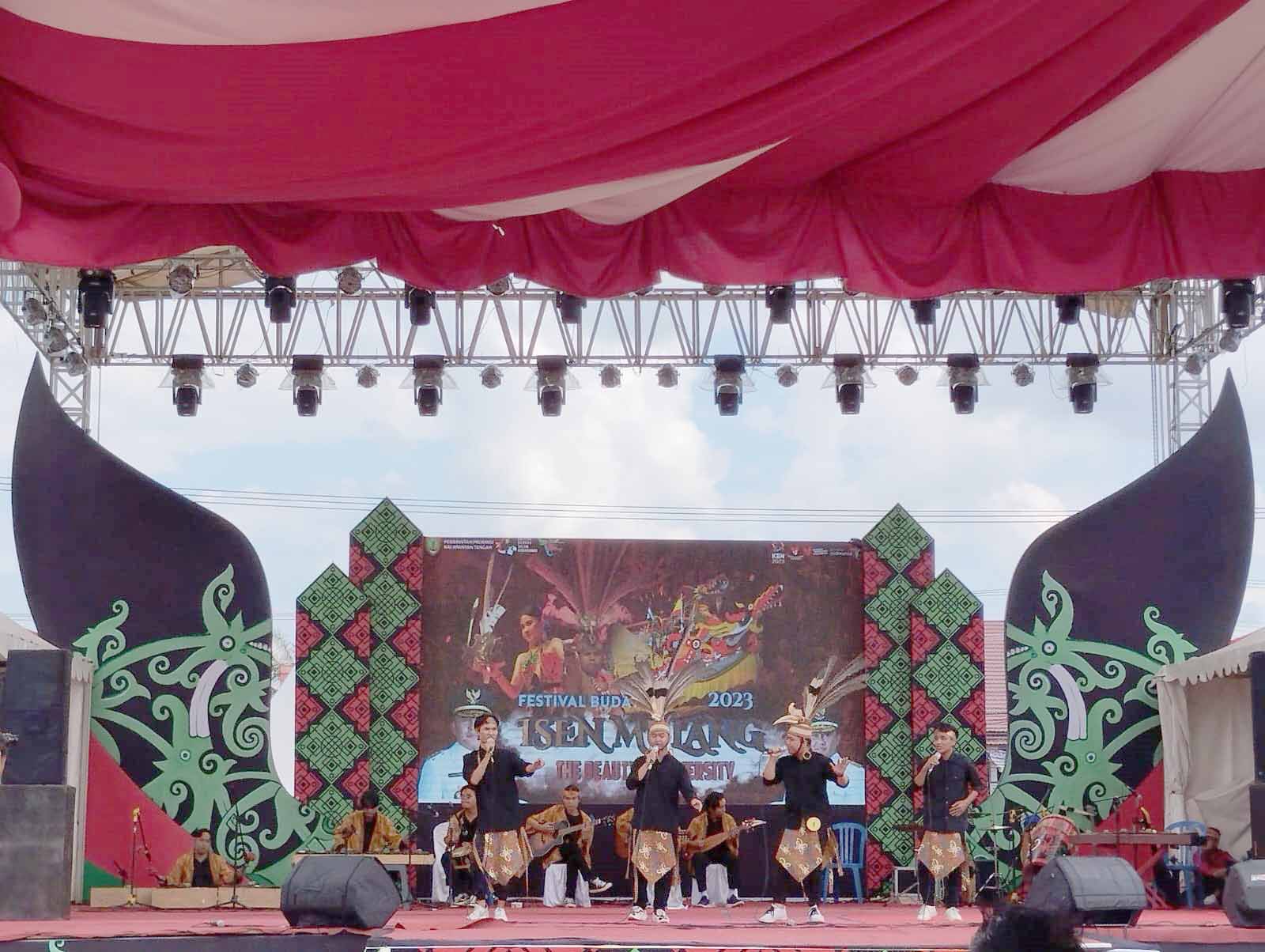 Lomba Lagu Daerah Pada Festival Budaya Isen Mulang Tahun 2023