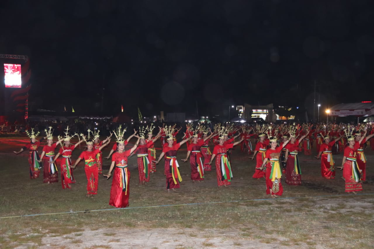 Pertunjukan Tari Wadian Dadas/ Bowo Oleh 700 Lebih Penari yang Dimasukan Dalam Pencatatan Museum Rekor Indonesia (MURI)