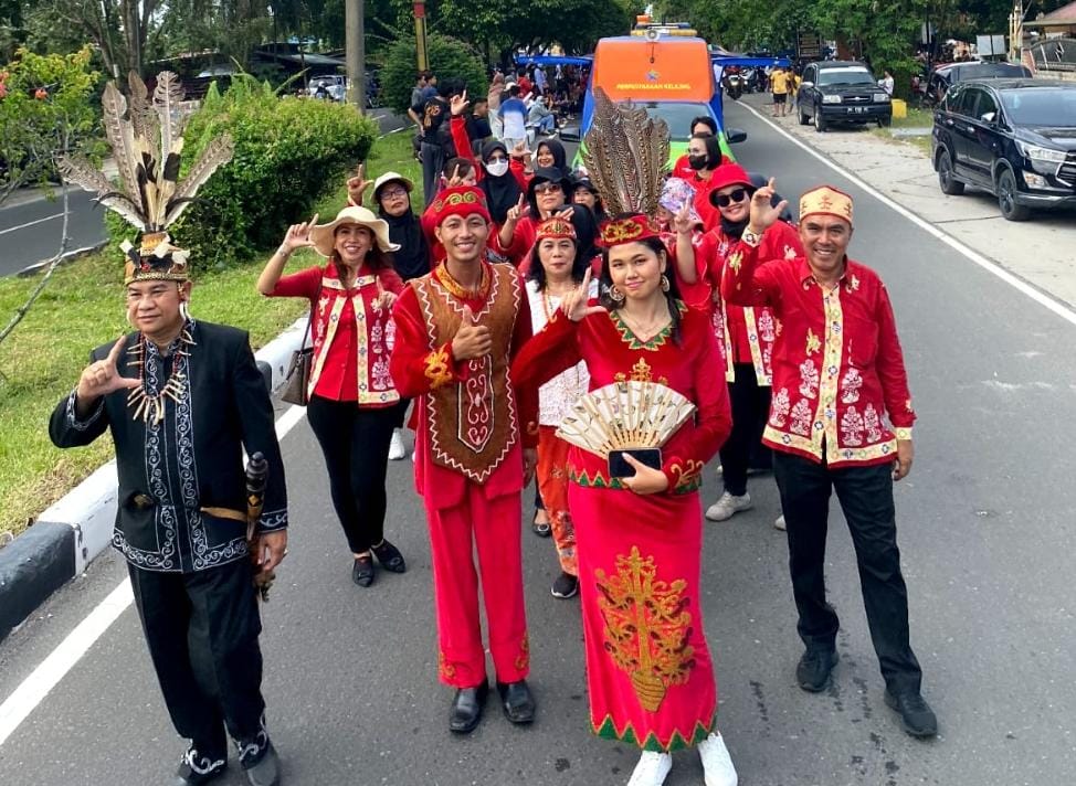 Dispursip Prov. Kalteng Ikut Partisipasi Meriahkan Karnaval Budaya Festival Budaya Isen Mulang Tahun 2023