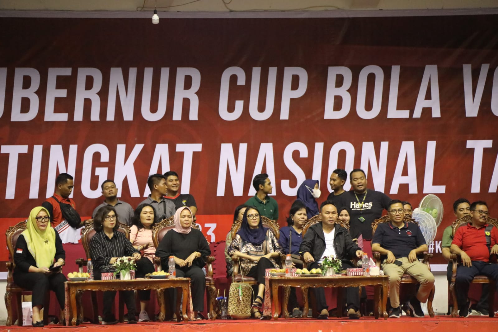 Gubernur Kalteng beserta Ketua TP PKK Prov. Kalteng Menyaksikan Babak Semi Final Pertandingan Bola Voli Antar Klub Gubernur Cup 2023