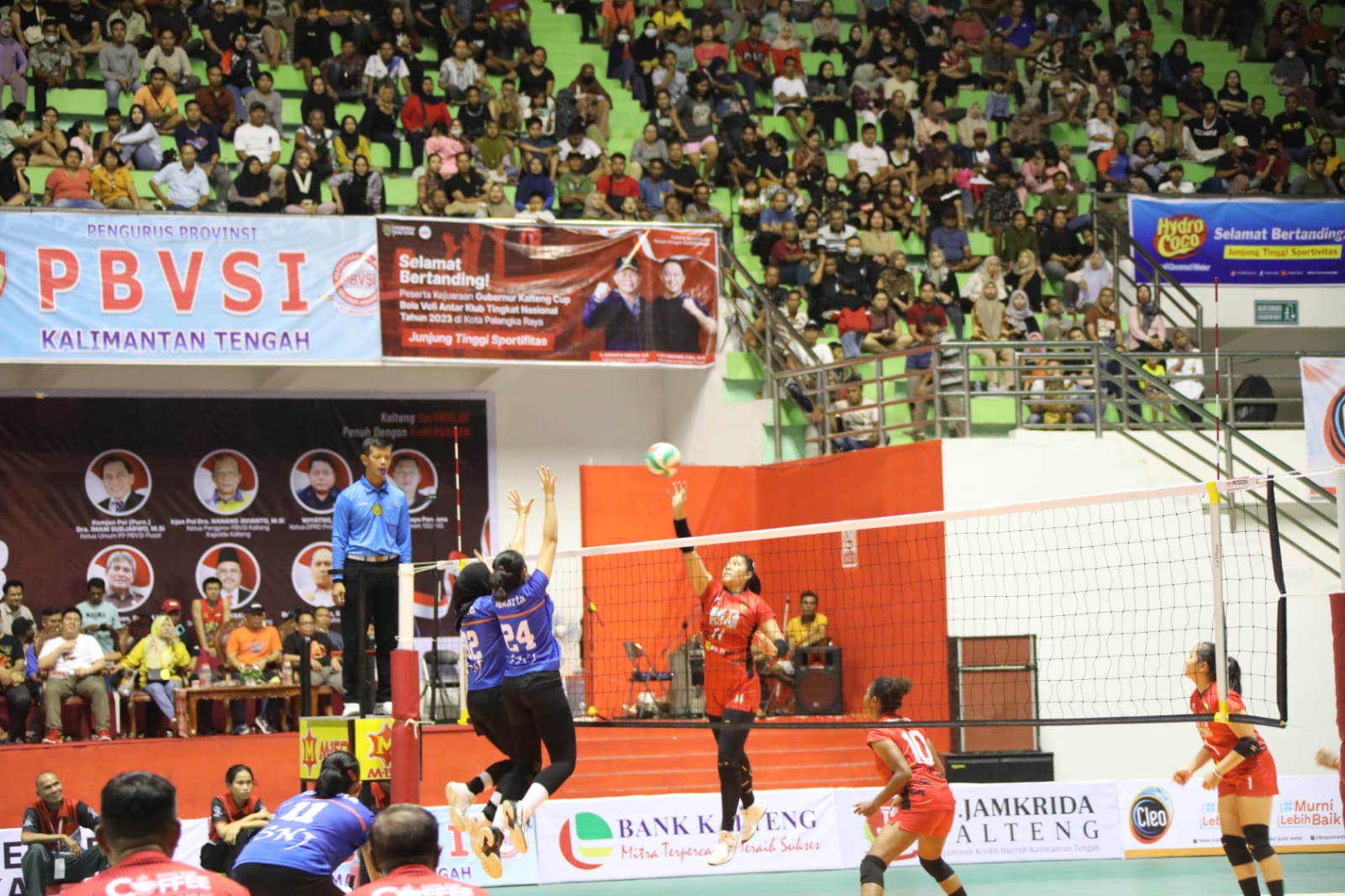 Gubernur Kalteng beserta Ketua TP PKK Prov. Kalteng Menyaksikan Babak Semi Final Pertandingan Bola Voli Antar Klub Gubernur Cup 2023