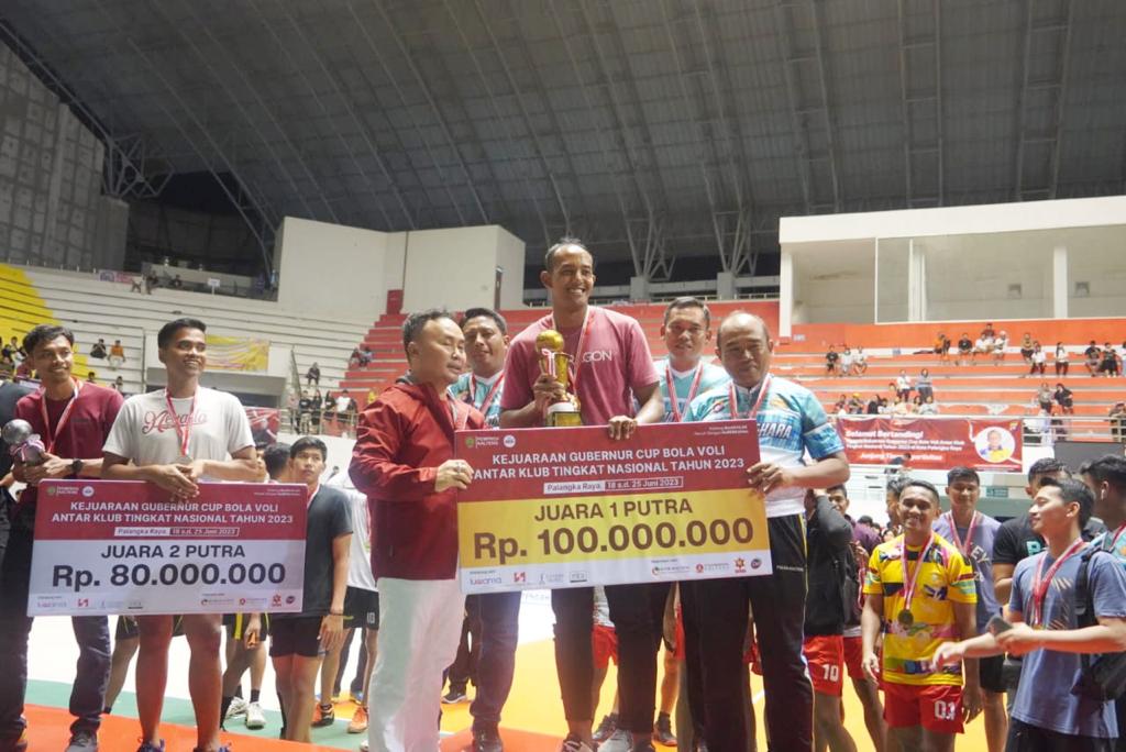 Gubernur Kalteng Sugianto Sabran Serahkan Hadiah Kepada Para Pemenang Pada Kejuaraan Bola Voli Gubernur Cup Tahun 2023