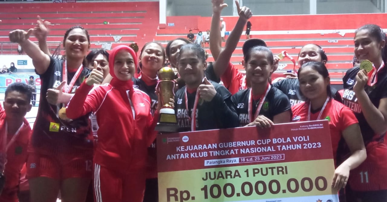 Gubernur Kalteng Sugianto Sabran Serahkan Hadiah Kepada Para Pemenang Pada Kejuaraan Bola Voli Gubernur Cup Tahun 2023