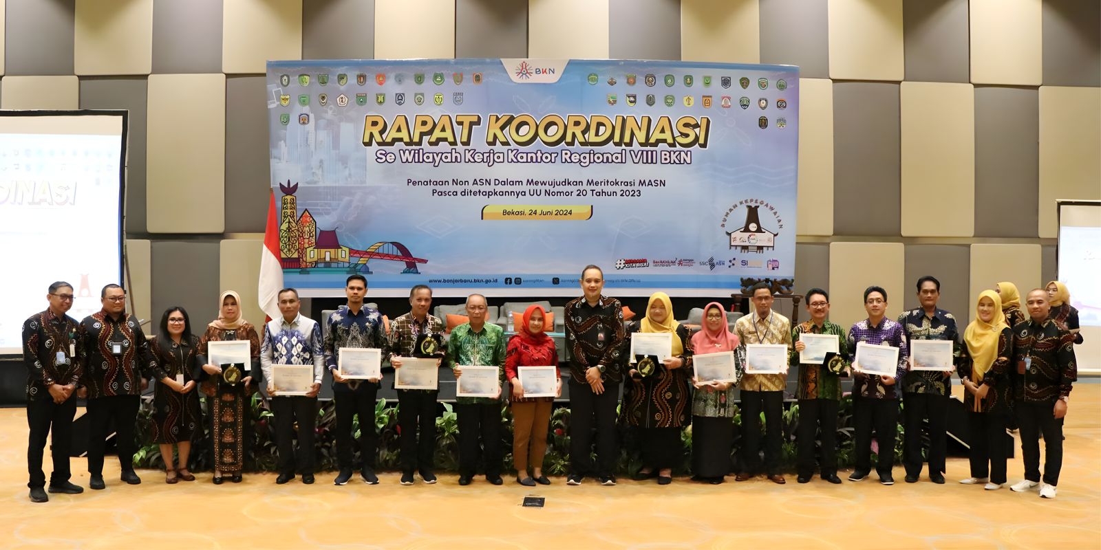 Pemprov. Kalteng Melalui BKD Prov. Kalteng Terima Piagam Penghargaan dari Kantor Regional VIII Badan Kepegawaian Nasional (BKN)