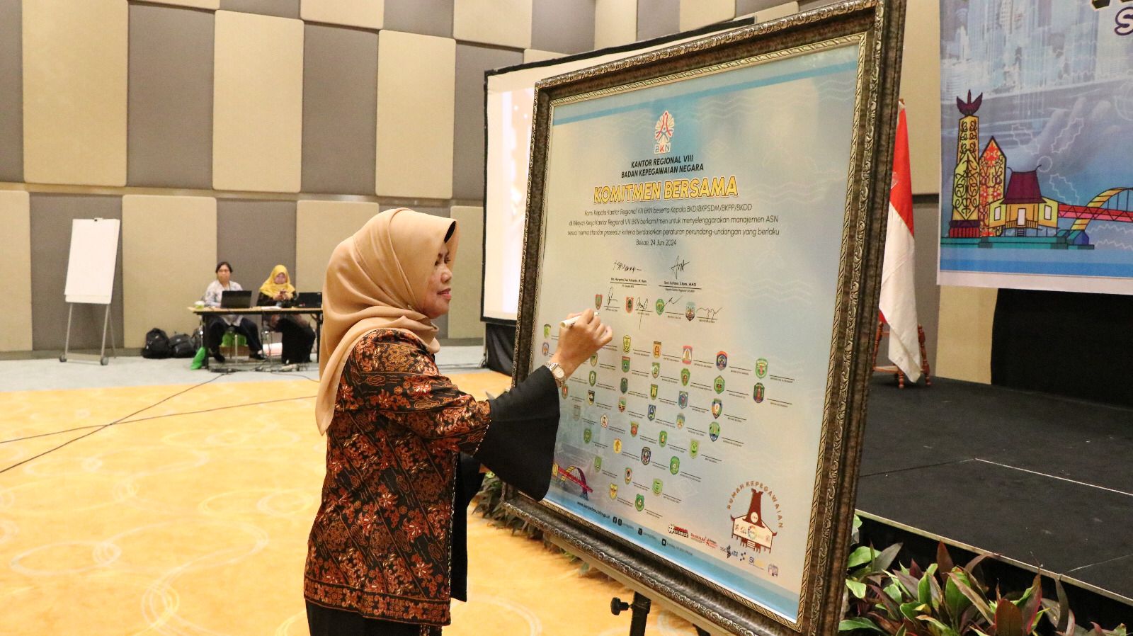 Pemprov. Kalteng Melalui BKD Prov. Kalteng Terima Piagam Penghargaan dari Kantor Regional VIII Badan Kepegawaian Nasional (BKN)