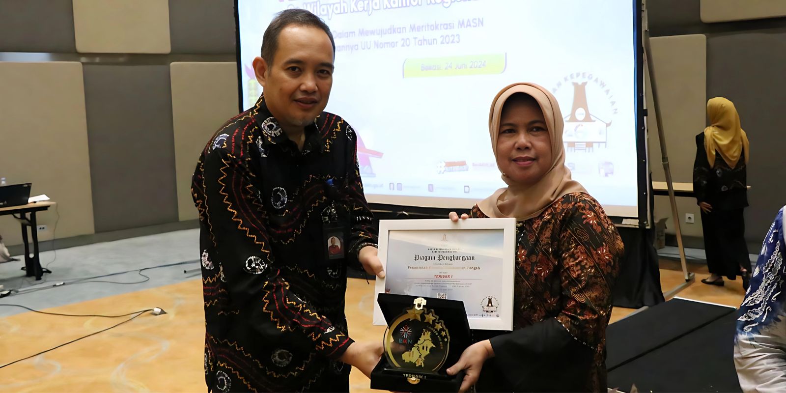 Pemprov. Kalteng Melalui BKD Prov. Kalteng Terima Piagam Penghargaan dari Kantor Regional VIII Badan Kepegawaian Nasional (BKN)