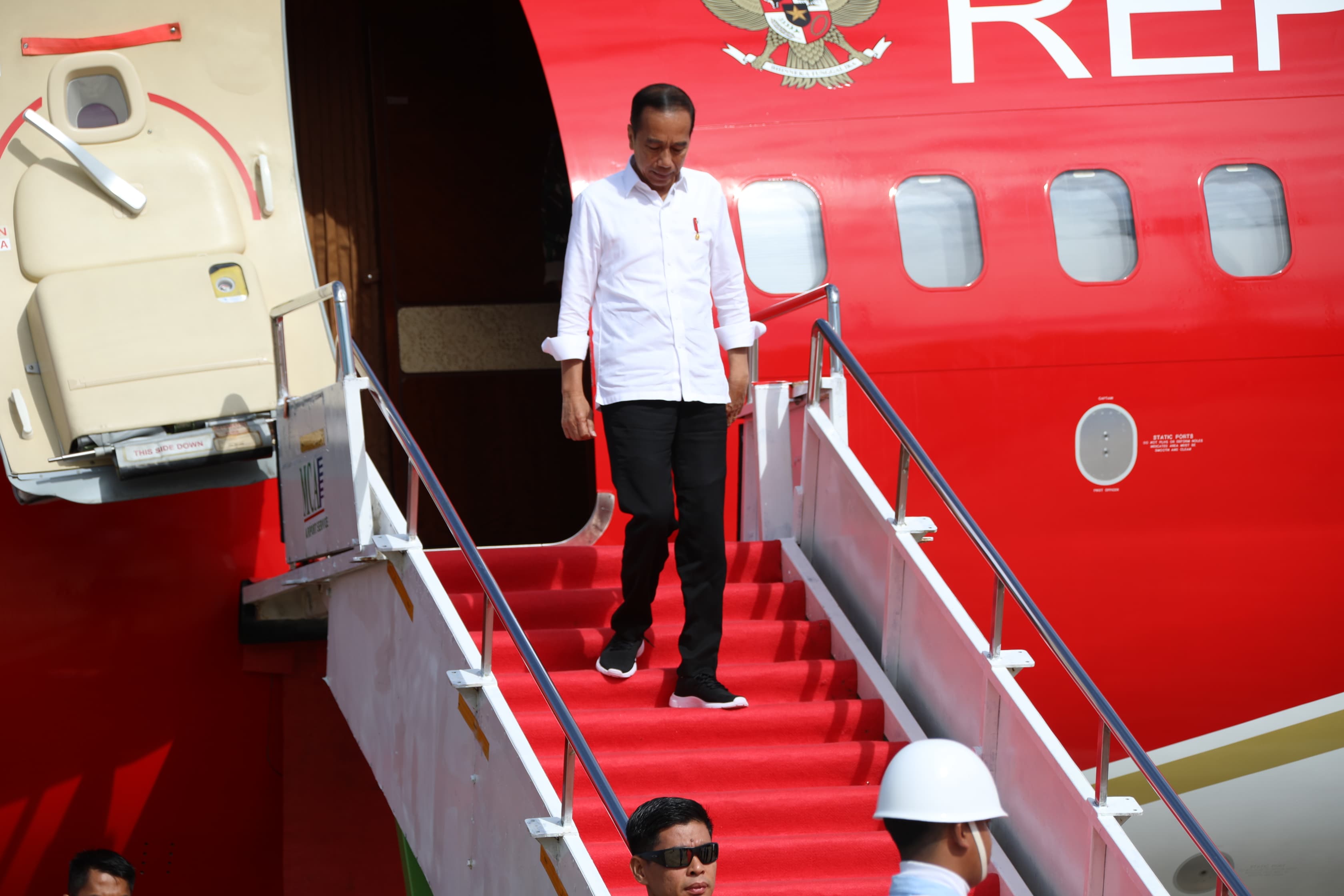 Gubernur Kalteng Sugianto Sabran Sambut Kedatangan Presiden RI Joko Widodo di Bandara Tjilik Riwut