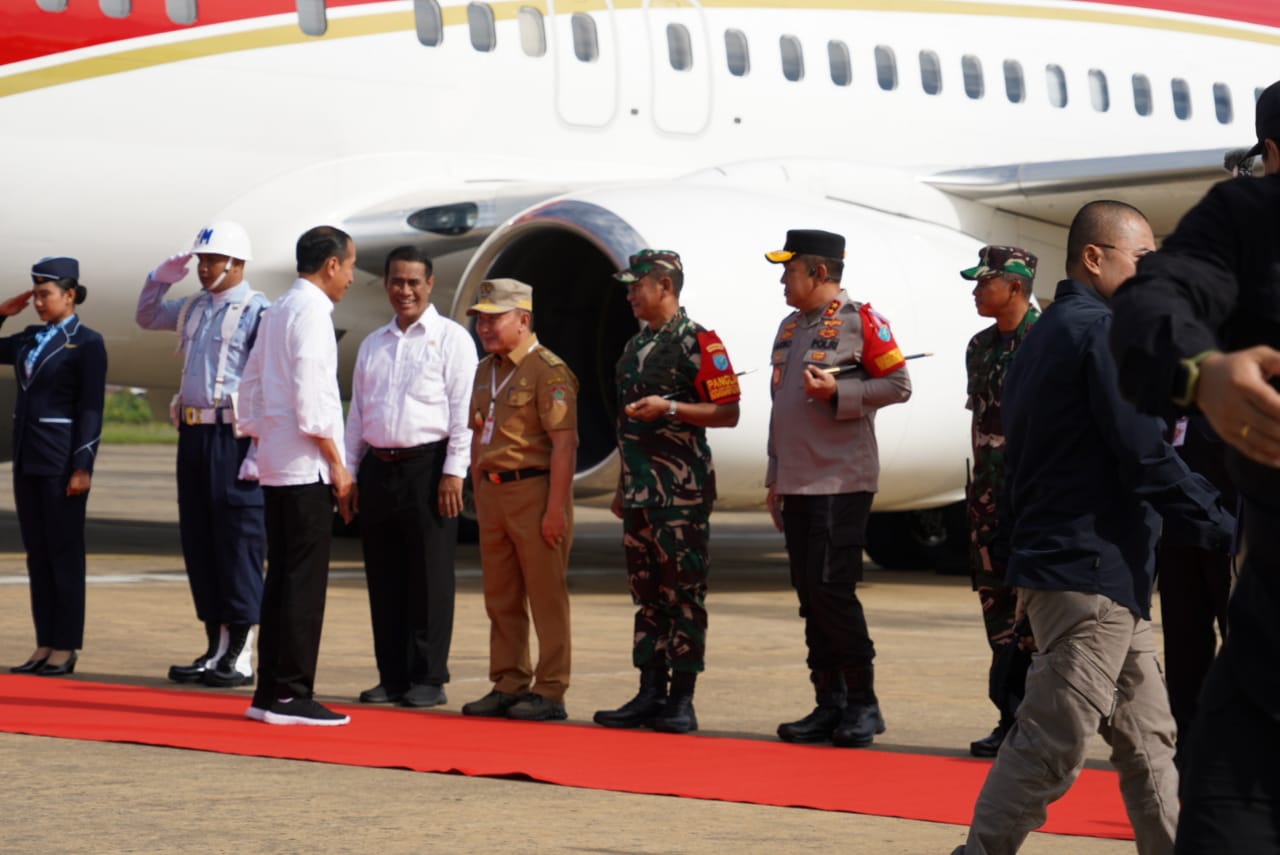 Gubernur Kalteng Sugianto Sabran Sambut Kedatangan Presiden RI Joko Widodo di Bandara Tjilik Riwut