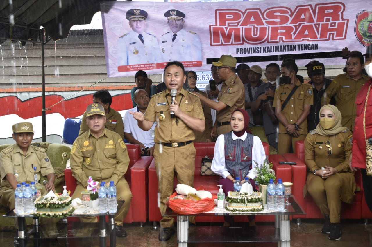 Gubernur Didampingi Ketua TP PKK Prov. Kalteng Buka Pasar Murah Dan Pasar Penyeimbang Di Kantor Desa Rungau