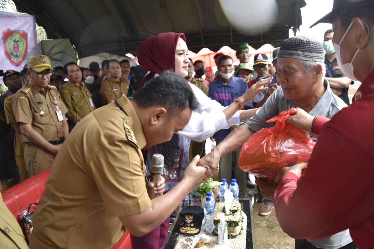 Gubernur Didampingi Ketua TP PKK Prov. Kalteng Buka Pasar Murah Dan Pasar Penyeimbang Di Kantor Desa Rungau