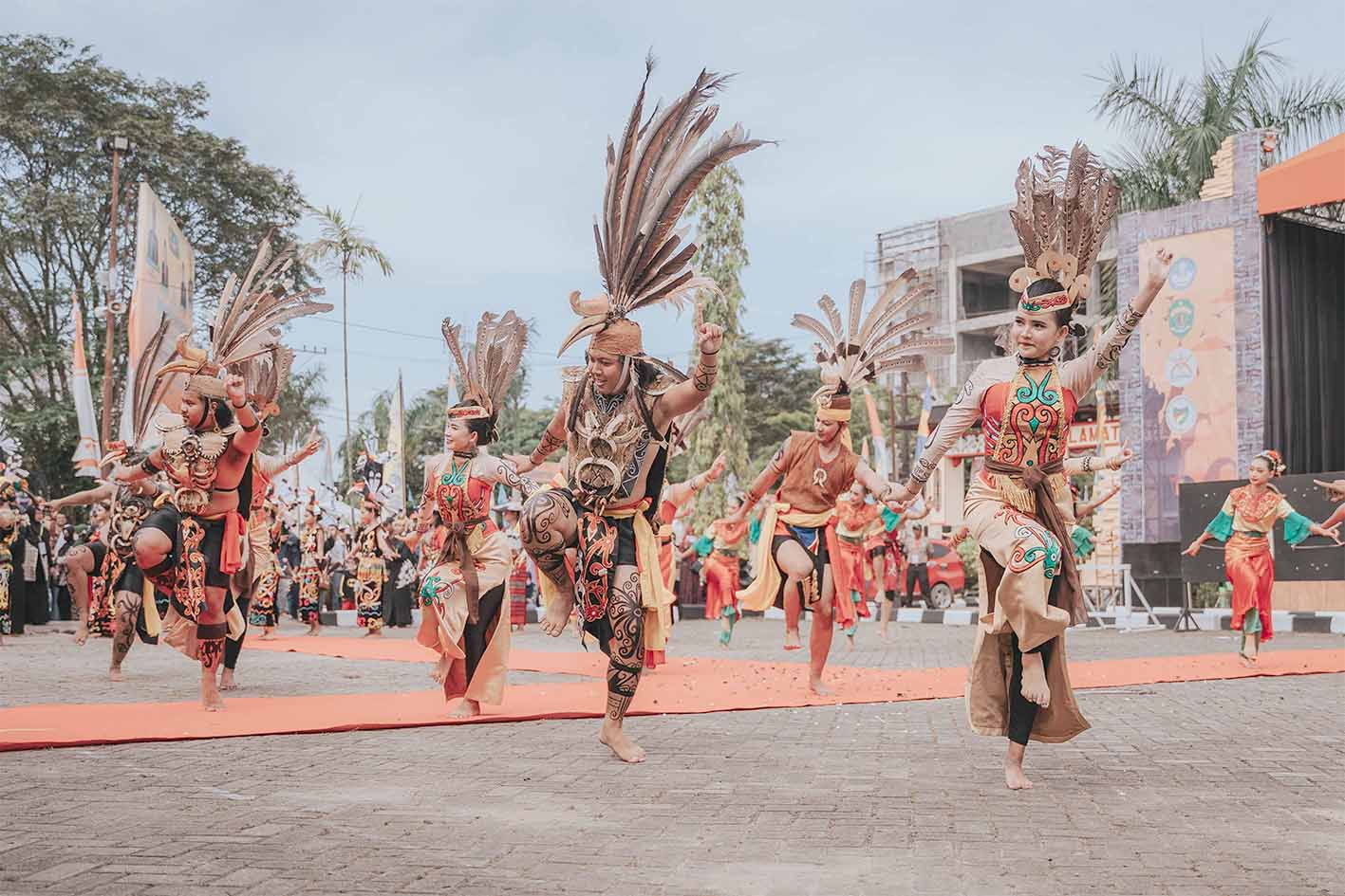 Kontingen Kalteng Turut Serta Dalam Tarian Massal Pada TKTB XXI 2022