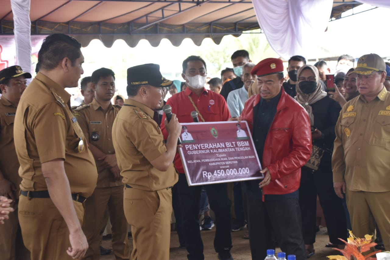 Gubernur Kalteng Tinjau Pasar Murah Dan Pasar Penyeimbang Di Halaman GOR Bulu Tangkis Kecamatan Hanau