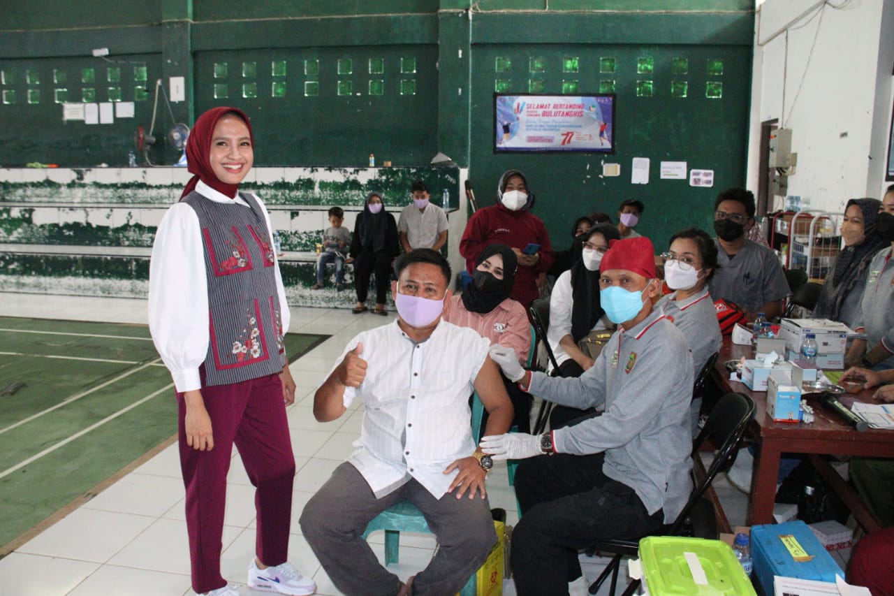 Gubernur Kalteng Tinjau Pasar Murah Dan Pasar Penyeimbang Di Halaman GOR Bulu Tangkis Kecamatan Hanau