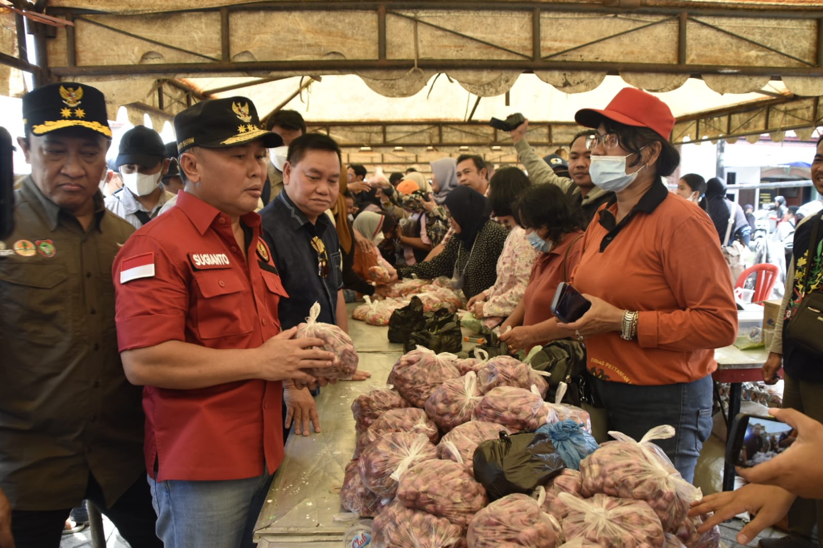 Gubernur Kalteng Tinjau Pasar Penyeimbang Dan Pasar Murah Di Kel. Mentaya Seberang