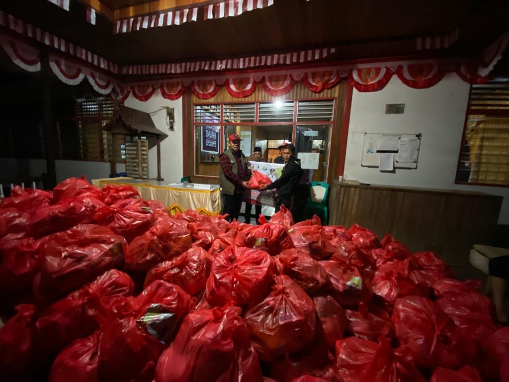 Salurkan Bantuan Dari Gubernur Sugianto Sabran Dan Anggota DPR RI Agustiar Sabran Untuk Korban Banjir Wilayah Kab. Kotim