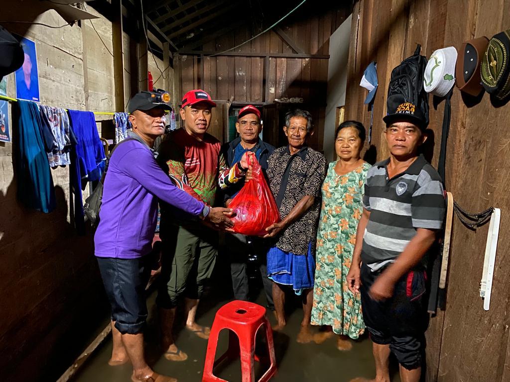 Salurkan Bantuan Dari Gubernur Sugianto Sabran Dan Anggota DPR RI Agustiar Sabran Untuk Korban Banjir Wilayah Kab. Kotim